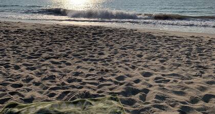 Cute beach cottage Close to beach’s and private access to community beach.