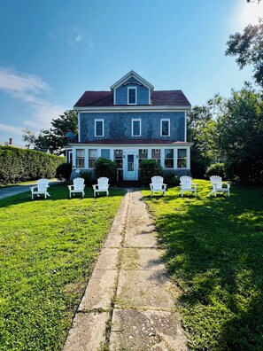 Exterior - Historic 7-bedroom home in the heart of downtown in a private setting. (New Shoreham)