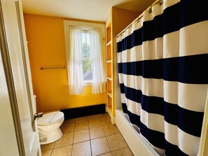 Hair dryer, towels, soap, shampoo - Historic 7-bedroom home in the heart of downtown in a private setting. (New Shoreham)
