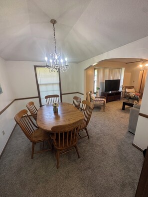 Dining - Paris of the Plains Spacious 4-bedroom house in welcoming Overland Park with AC (Overland Park)