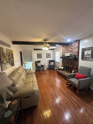 Living area - Paris of the Plains Spacious 4-bedroom house in welcoming Overland Park with AC (Overland Park)