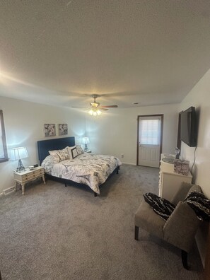 Room - Paris of the Plains Spacious 4-bedroom house in welcoming Overland Park with AC (Overland Park)
