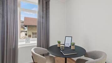 Apartment, 1 Queen Bed, Pets allowed | Dining