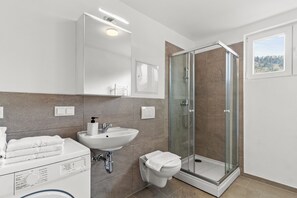 Appartement Confort, 1 grand lit et 1 canapé-lit | Salle de bain