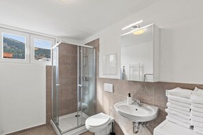 Classic Apartment, 1 Queen Bed with Sofa bed | Bathroom - Ordea Service GmbH (Donawitz)
