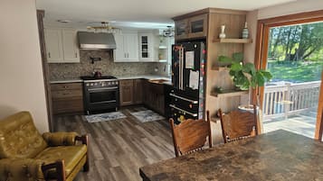 Fridge, oven, stovetop, dishwasher