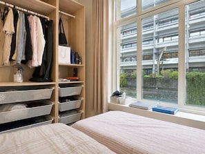A bedroom with a large window, a wardrobe, and a bed. - A40 - 2BR City Center - Cozy Apartment (Bergen)