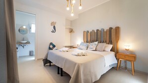 Un dormitorio con cama, mesita de noche y lámpara.