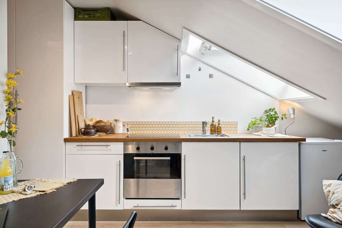 Coffee/tea maker, fridge, oven, stovetop