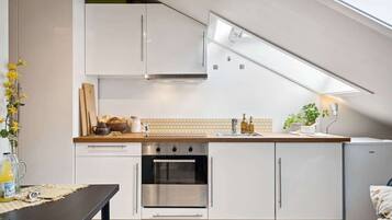 Coffee/tea maker, fridge, oven, stovetop