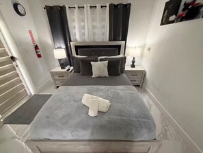 Tabla de planchar con plancha, wifi y ropa de cama 