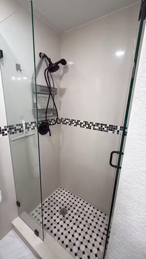 Dusche, Haartrockner, Handtücher, Seife