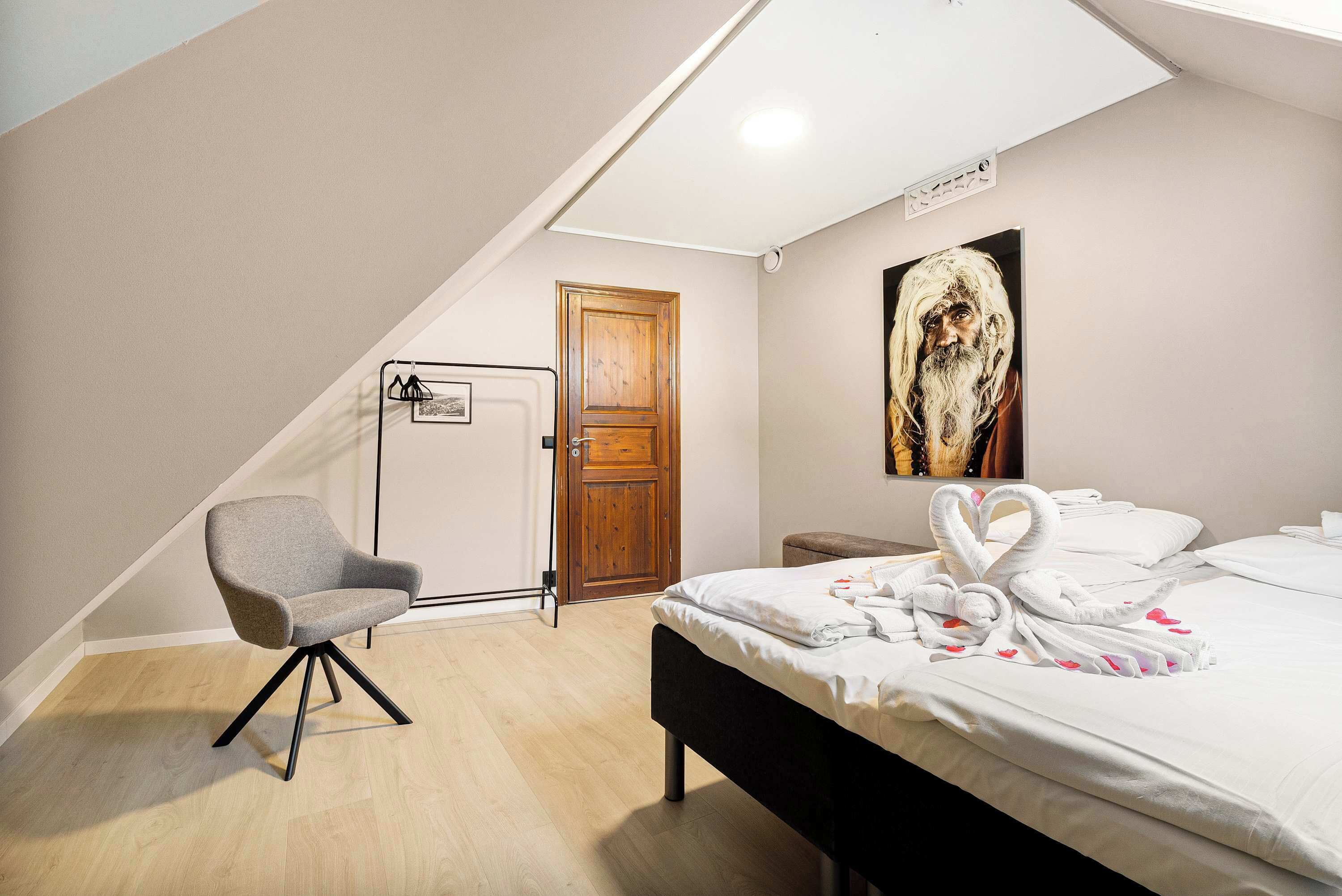 4 bedrooms, desk, travel crib, WiFi