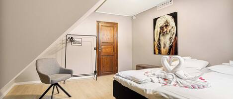 4 bedrooms, desk, travel crib, WiFi