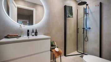 Shower, hair dryer, towels, shampoo