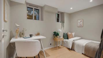 2 bedrooms, desk, iron/ironing board, WiFi