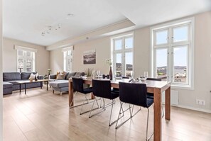 Amplia sala de estar con mesa de comedor, sillas y sofá.