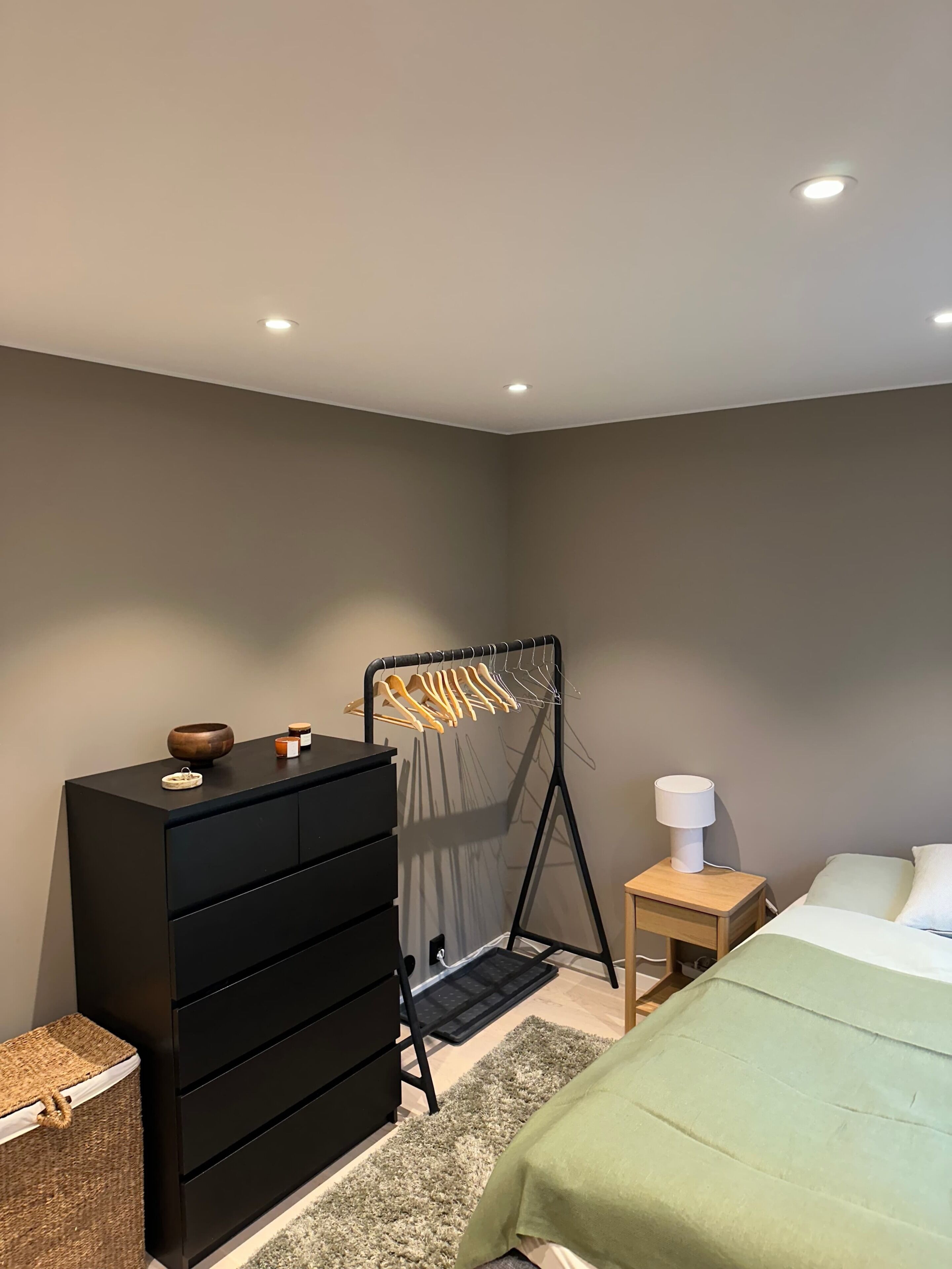 4 bedrooms, desk, iron/ironing board, WiFi