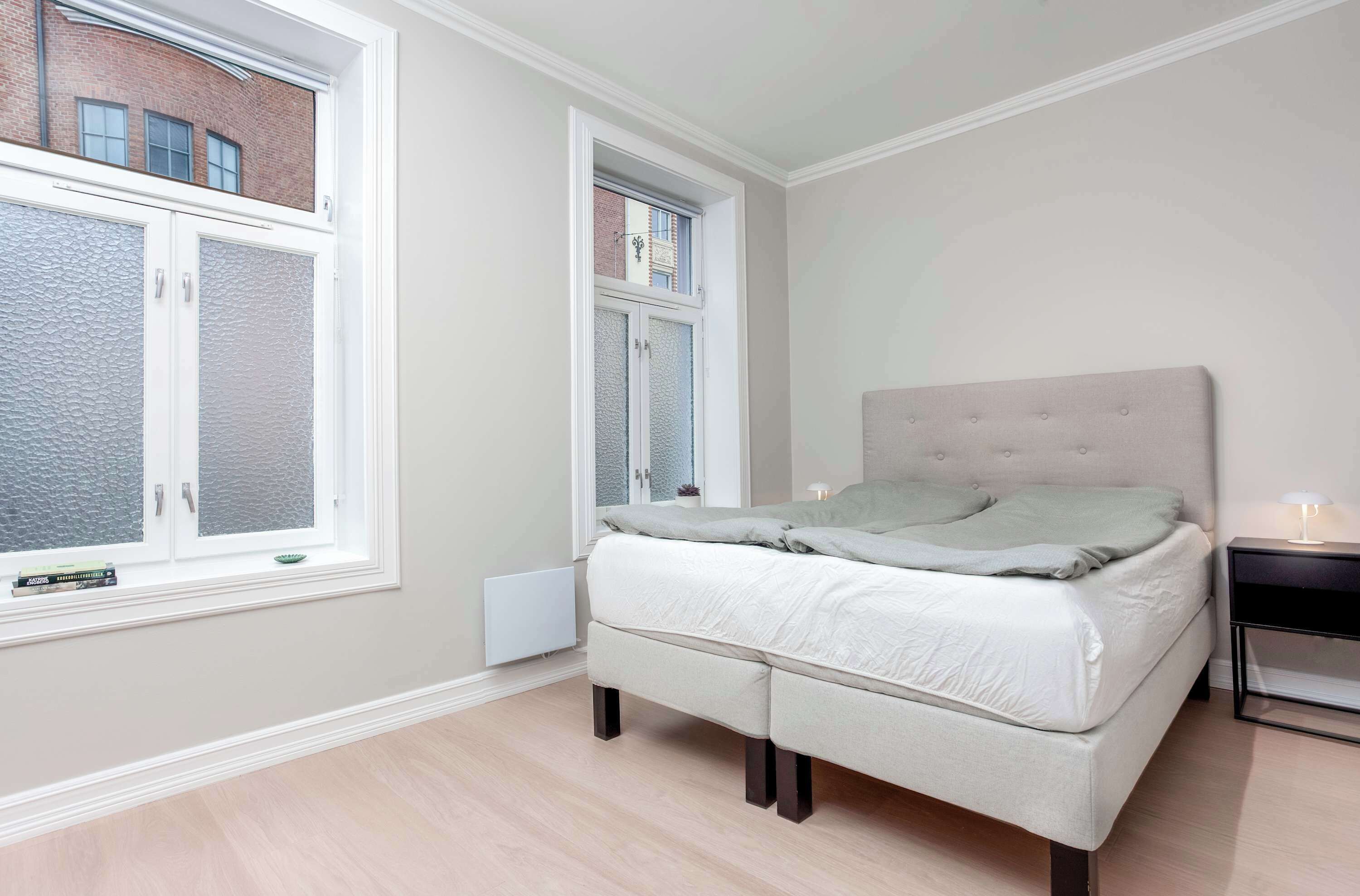 2 bedrooms, desk, iron/ironing board, WiFi