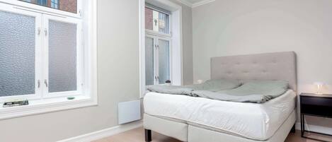 2 bedrooms, desk, iron/ironing board, WiFi