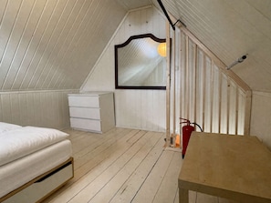 1 slaapkamer, een bureau, een strijkplank/strijkijzer, wifi