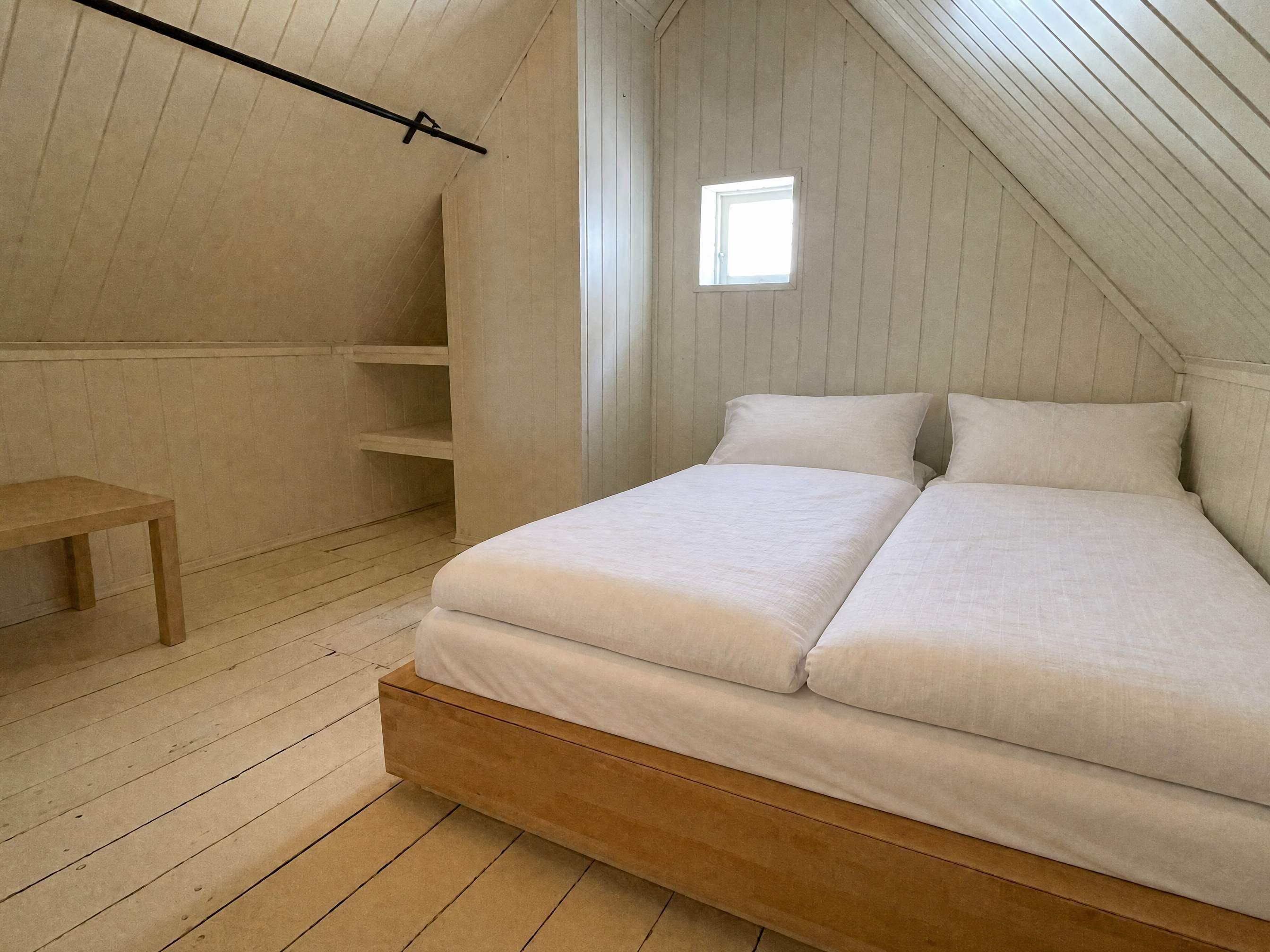 1 habitación, escritorio, tabla de planchar con plancha y wifi 