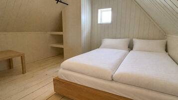 1 habitación, escritorio, tabla de planchar con plancha y wifi
