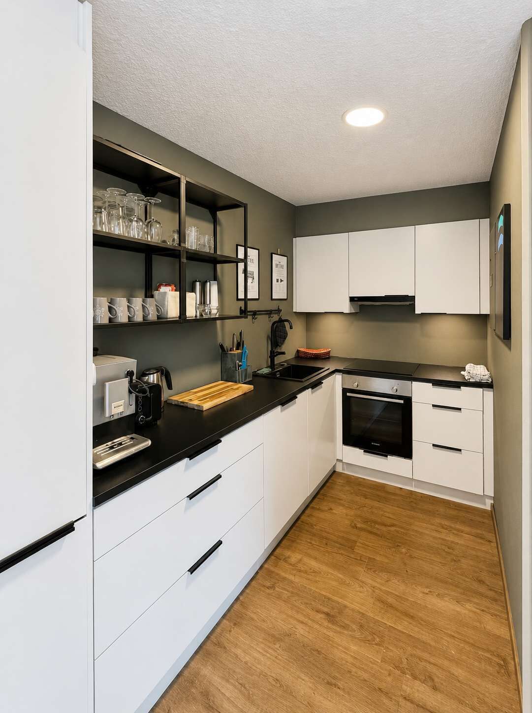 Coffee/tea maker, fridge, microwave, oven