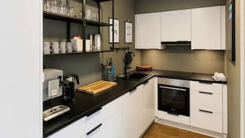 Coffee/tea maker, fridge, microwave, oven
