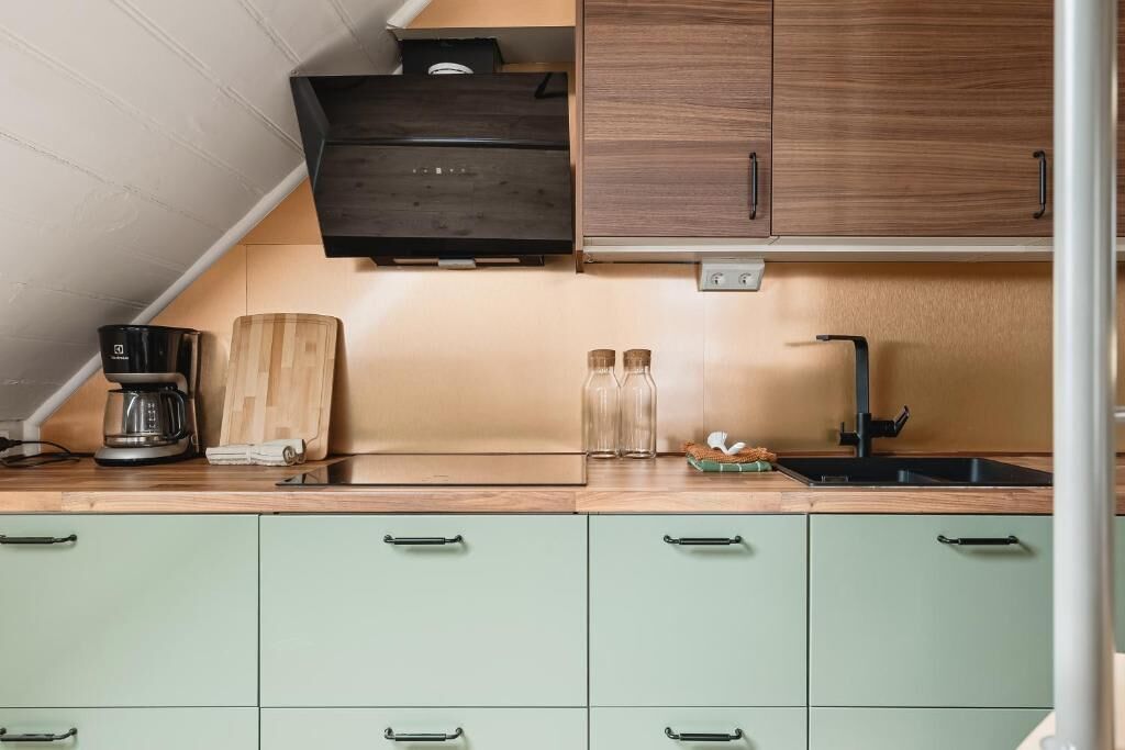 Coffee/tea maker, fridge, oven, stovetop