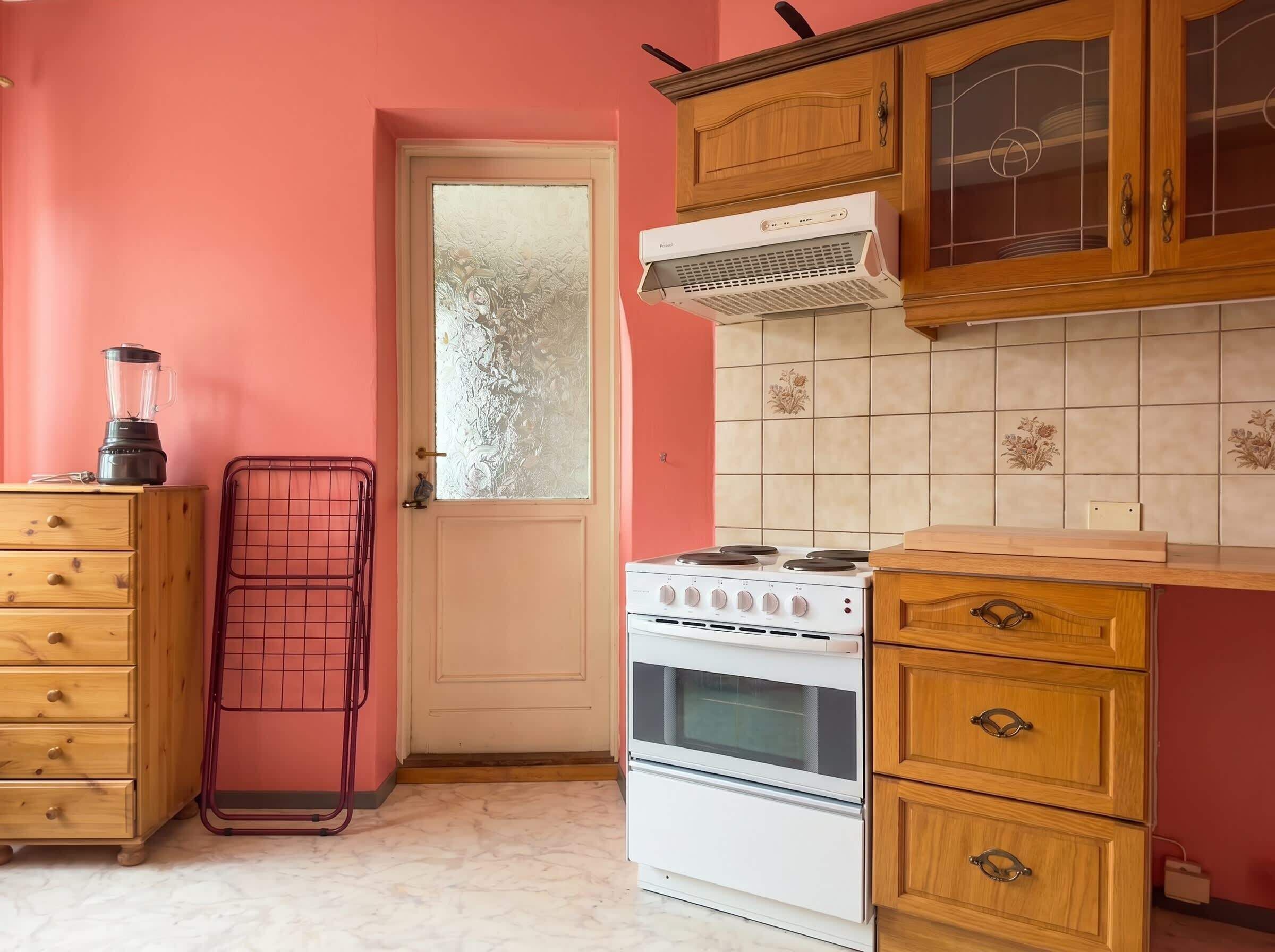 Coffee/tea maker, fridge, oven, stovetop