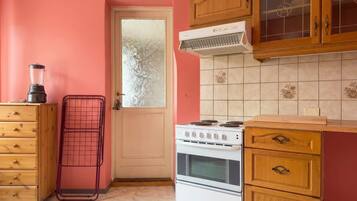 Coffee/tea maker, fridge, oven, stovetop