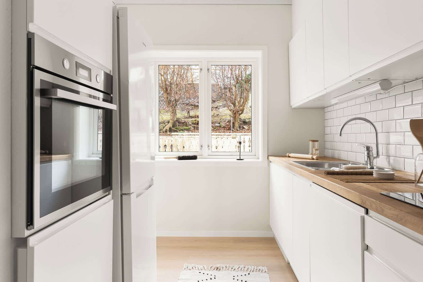 Coffee/tea maker, fridge, oven, stovetop