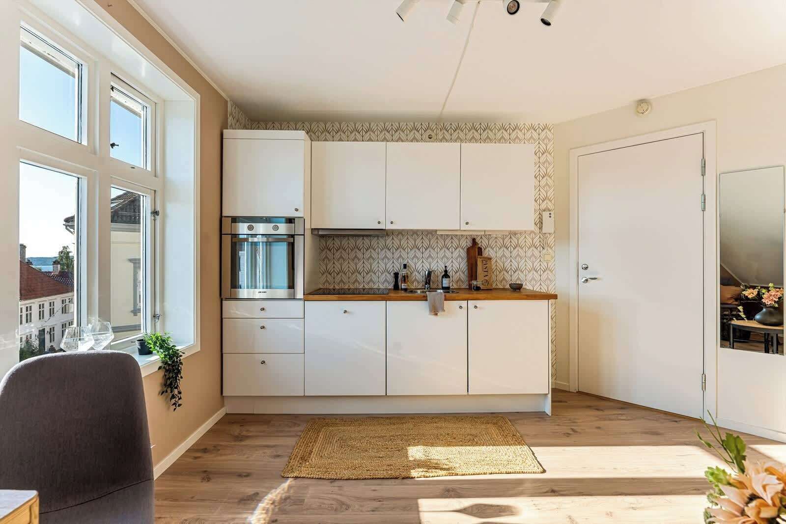 Wasserkocher mit Kaffee-/Teezubehör, Kühlschrank, Ofen, Herdplatte
