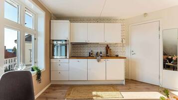 Wasserkocher mit Kaffee-/Teezubehör, Kühlschrank, Ofen, Herdplatte