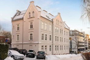 Monikerroksinen rakennus, jossa on käytetty klassista arkkitehtuurityyliä. Sille on ominaista symmetrisesti sijoitetut ikkunat ja keskeinen sisäänkäynti.