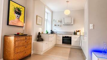 Coffee/tea maker, fridge, oven, stovetop