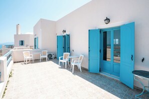 Outdoor dining - Aura Santorini – The Residence by ΜΡS (Σαντορινη)