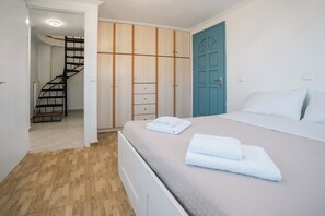 Iron/ironing board, Internet, bed sheets - Aura Santorini – The Residence by ΜΡS (Σαντορινη)