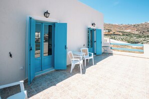 Outdoor dining - Aura Santorini – The Residence by ΜΡS (Σαντορινη)