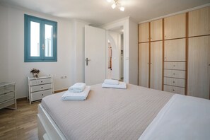 Iron/ironing board, Internet, bed sheets - Aura Santorini – The Residence by ΜΡS (Σαντορινη)