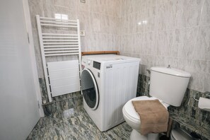 Asciugacapelli, asciugamani, sapone, carta igienica