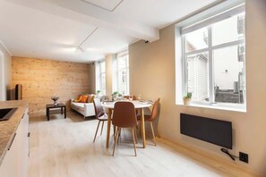 Et moderne køkken med spiseplads, store vinduer og udsigt udad.
