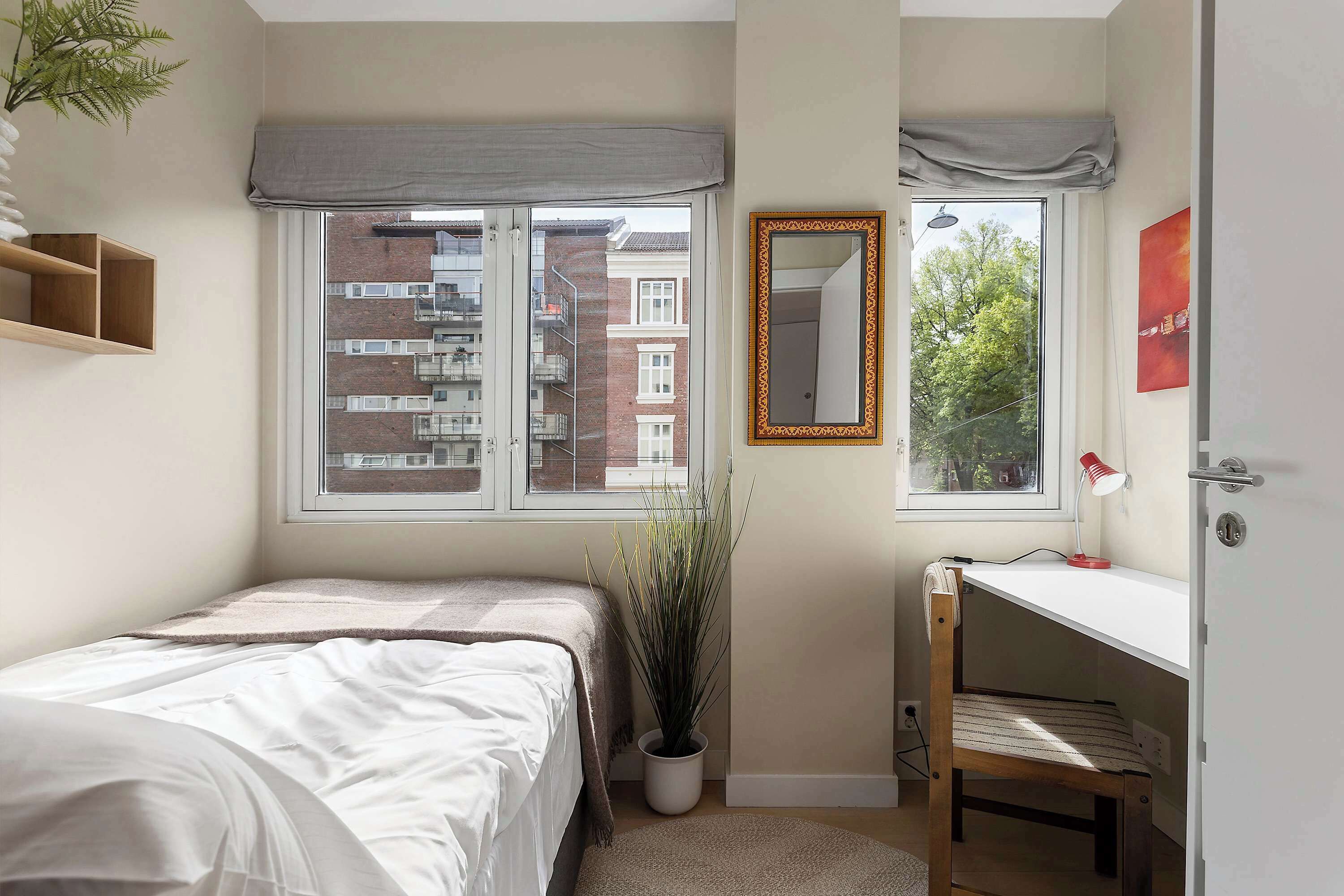 Desk, iron/ironing board, WiFi, bed sheets
