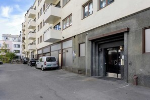 A multi-story building with a parking area, a gated entrance, and a visible elevator. - 5BR 2Bath Frogner - Parking - Vigelandsparken (Oslo)