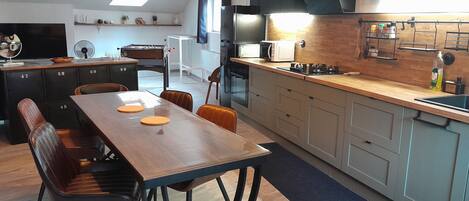 Coffee/tea maker, fridge, microwave, oven