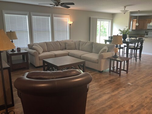 Peaceful 3 bedroom handicapped accessible house with AC in charming Hamilton.
