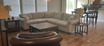 Peaceful 3 bedroom handicapped accessible house with AC in charming Hamilton.