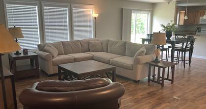 Peaceful 3 bedroom handicapped accessible house with AC in charming Hamilton.