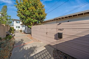 Property grounds - Cozy Pacific Beach 2BR Patio Fire Pit (San Diego)